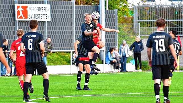 Obenauf: Youngster Levin Urland (hier links im Luftduell mit dem Jestetter Robin Kübler) war mit einer der auffälligsten Spieler in ...