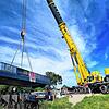 120 Tonnen schwer hing die Brücke nach langen Vorbereitungen an der Baustelle endlich am Kranhaken.