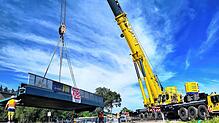 120 Tonnen schwer hing die Brücke nach langen Vorbereitungen an der Baustelle endlich am Kranhaken.