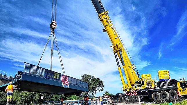 120 Tonnen schwer hing die Brücke nach langen Vorbereitungen an der Baustelle endlich am Kranhaken.