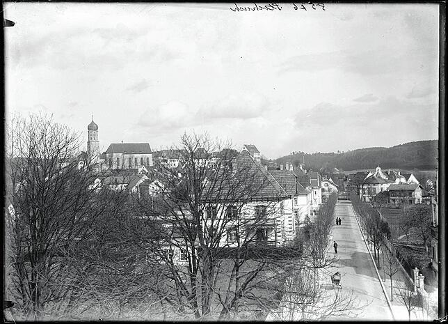 Die neu gebaute Schillerstraße im Jahr 1911. Auch das Wohn- und Geschäftshaus von Gustav II. Hotz befindet sich dort.