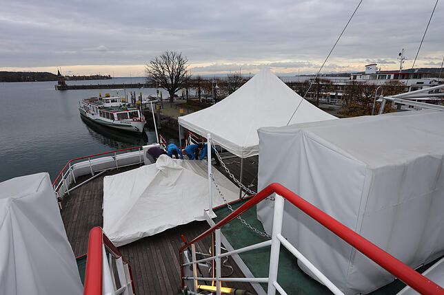 Ein Bild vom Oberdeck mit der Ice Bar auf das Zwischendeck mit dem Restaurant und einer weiteren Bar im Freibereich.