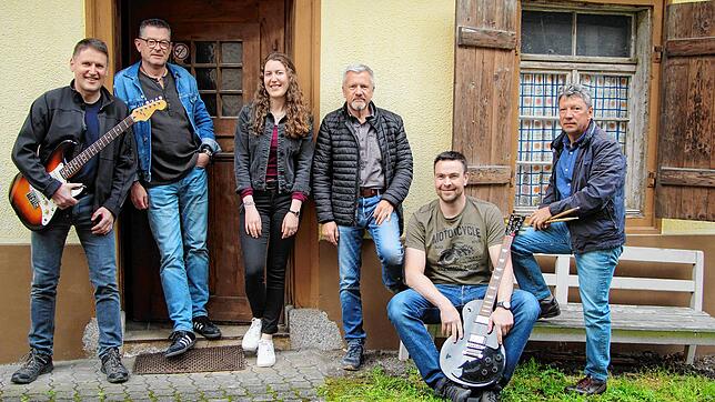 Bei der Clubhausparty des MC Berau spielt die Berauer Liveband Silverman‘s Friends mit Patrick Isele, Thomas Bücklers, Anika Isele, Uwe ...