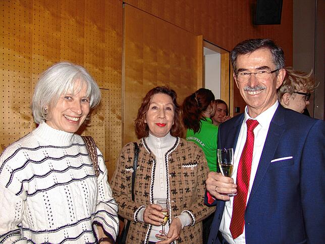 Ulrike Lenski, Monika und Adolf Eblen (von links) unterhalten sich angeregt über die Ansprache des Bürgermeisters.