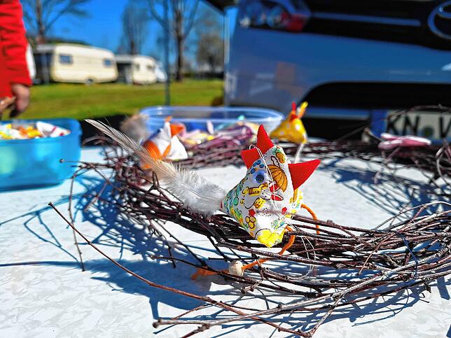 Ein Osterkranz mit selbst genähten Hühnern.