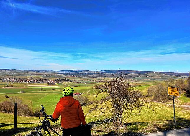 Herrliches, weites Panorama: Toller Blick von Schächer auf dem Fürstenberg über die Baar. (aufgenommen im März 2023)