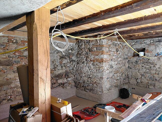 Ein mächtiger Eichenbalken Stützt die Kellerdecke. Im unteren Bereich des trockengelegten Bruchsteinmauerwerks ist das neue ...