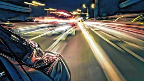 Autobahnen werden mitunter zum Schauplatz illegaler Autorennen. Die Aufnahme zeigt allerdings nicht die Situation auf der A5, sie ist ...