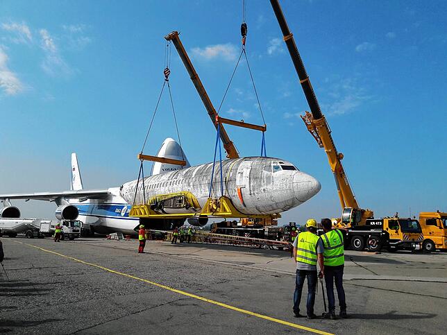 2017 wird das Wrack der Lufthansa-Maschine von Brasilien nach Friedrichshafen gebracht und in einer spektakulären Aktion ausgeladen.