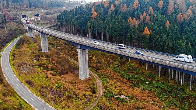 Neben der bestehenden Brücke über das Gauchachtal soll eine zweite gleicher Bauart entstehen. Gegen das Projekt hat der Verkehrsclub ...