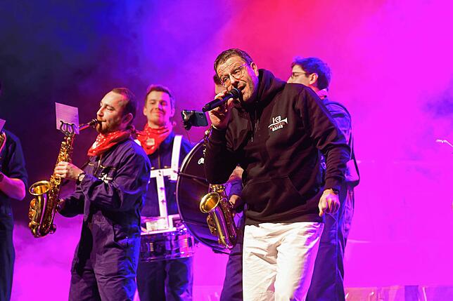 „Nie wieder Fasnetstüble – ohne uns“, singt Eric Dörr zusammen mit Klosterbrass.
