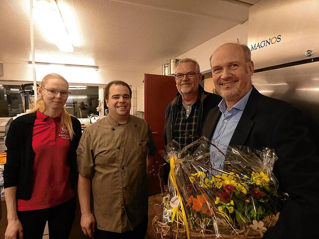 Mit Stefan Jung und seiner Partnerin Nele Noetzel kehrt wieder Leben in die Bucher Gastroszene: Ihnen wünschte Bürgermeister Stefan ...