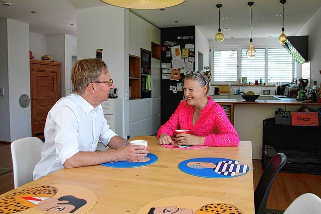 Philipp und Tanja Frank am Tisch im großzügigen Wohn- und Essbereich ihres Hauses auf dem Aarberg.