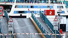 Langsam aufs Schiff: Die Fähre Konstanz-Meersburg fährt trotz hohen Wasserstandes noch normal.