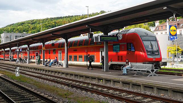 Noch betreibt die DB Regio die Hochrheinstrecke und setzt dafür Dieseltriebwagen ein. Hier ein Bild des Waldshuter Bahnhofs.
