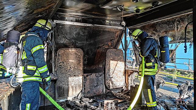 Mit Atemschutzträgern löscht die Feuerwehr im Inneren des Schankwagens. Viel übrig bleibt allerdings nicht.