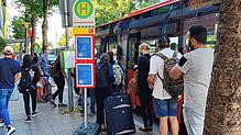 Seit Montag müssen Bahnreisende den Schienenersatzverkehr zwischen Friedrichshafen und Ravensburg nutzen. In Friedrichshafen ist die ...