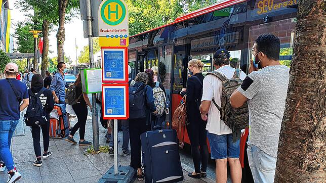 Seit Montag müssen Bahnreisende den Schienenersatzverkehr zwischen Friedrichshafen und Ravensburg nutzen. In Friedrichshafen ist die ...