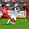 Er fällt aus: Sandro D&lsquo;Accurso (Mitte) &ndash; hier gegen zwei Bahlinger Spieler &ndash; wird dem SV 08 Laufenburg in der Partie ...