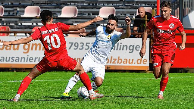 Er fällt aus: Sandro D&lsquo;Accurso (Mitte) &ndash; hier gegen zwei Bahlinger Spieler &ndash; wird dem SV 08 Laufenburg in der Partie ...
