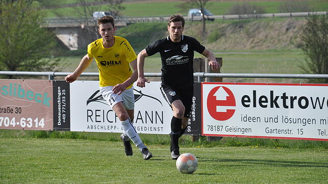 Hier sind Marcel Huber (rechts) vom FC Gutmadingen und David Amann vom SV Denkingen beim Laufduell zwar nahezu gleichauf, doch am Ende ...
