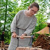 Hanne Dehmel behaut eine Wandbohle für das Abtshofnebengebäude.