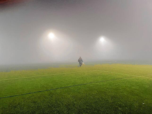 Nebel: Auf dem Sportplatz in Huttingen war an Fußball nicht mehr zu denken.