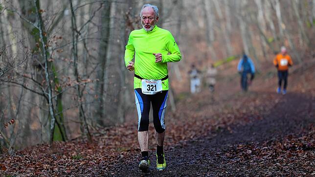 Peter Grinda, hier beim Crosslauf in Markelfingen, bricht regelmäßig Rekorde. Das liegt an altersbedingt fehlender Konkurrenz, aber auch ...