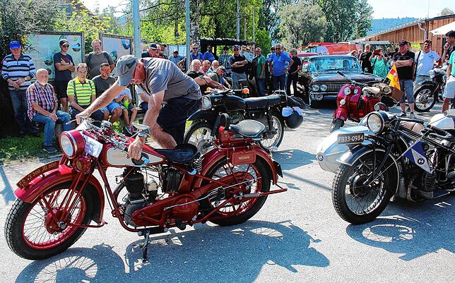 Manfred Wehrle aus Neustadt beim Starten seiner Triumph T500 Baujahr 1930 beim Oldtimertreffen in Bohlingen, das viele Besucher anlockte.