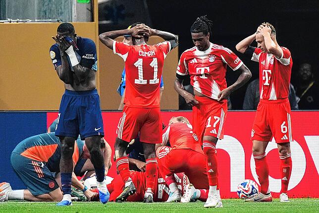 Bayern Münchens Jamal Musiala liegt verletzt am Boden.