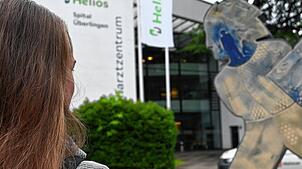 Eine Frau vor dem Eingang zum Helios Spital in Überlingen. Seit Anfang August ist die Entbindungsstation geschlossen. Die ungewisse ...