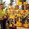 Florist Frank Göller beteiligt sich während des Ostermarkts am verkaufsoffenen Sonntag.