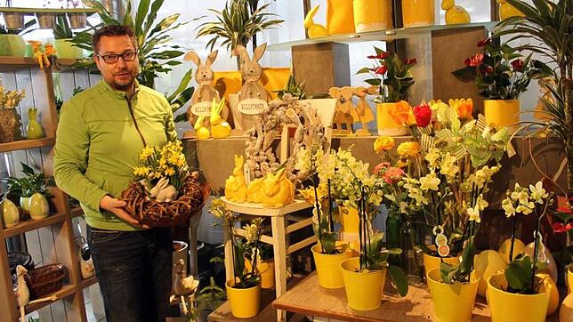Florist Frank Göller beteiligt sich während des Ostermarkts am verkaufsoffenen Sonntag.