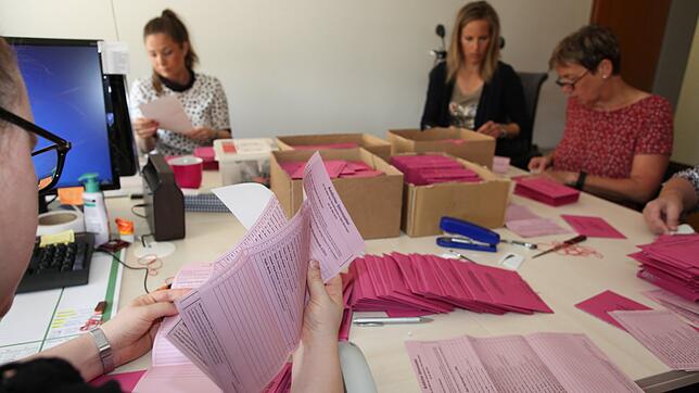 Auszählen im Rathaus: Konzentriert arbeiten Christina Scholz, Stefanie Sciarrino, Katja Meroth und Susanne Sandmann.