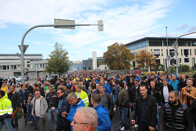 Rund 5000 Beschäftigte der ZF Friedrichshafen AG gingen in Friedrichshafen auf die Straße, weil sie Angst um ihre Zukunft haben.