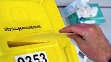 Wahlen in Zeiten von Corona mit Schutzhandschuhen und Desinfektionsmittel in Bereitschaft: Sieht so wie hier bei den Kommunalwahlen in ...