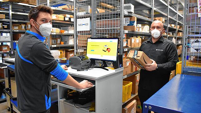 Sebastian Keser (links) und Simon Kühn von &bdquo;My Paketshop&ldquo; in Bad Säckingen reagierten rasch auf das fälschliche ...