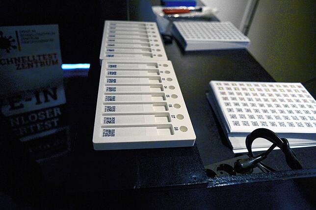 Im Clubvorraum warten die Testkassetten und seitenweise QR-Codes zur präzisen Zuordnung aller entnommenen Proben auf ihren Einsatz.