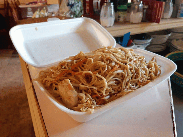 Ein asiatisches Nudelgericht im Styroporbehälter wartet auf seine Abholung im Thai Asia Restaurant in der Engener Altstadt.