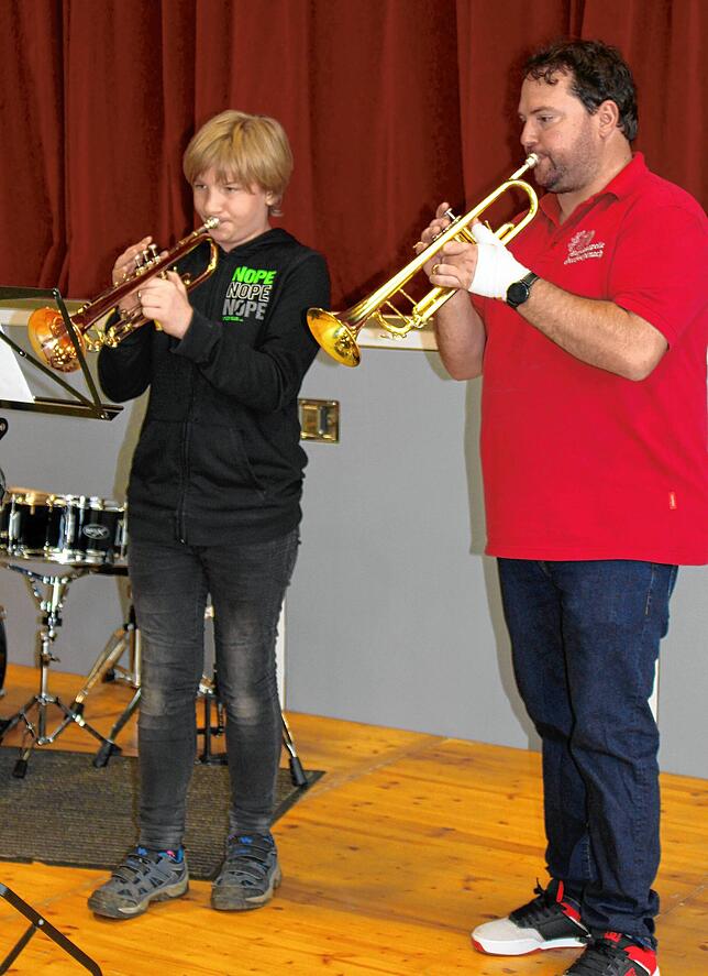 &bdquo;Santa Lucia&ldquo; spielen Niklas (links) und Moderator Jan Schreiber mit ihren Trompeten.