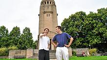 Die beiden Künstlern YZ (links) und Philipp haben zu ihrem Song &bdquo;Konsch tanzt&ldquo; das Musikvideo am Bismarckturm aufgenommen.
