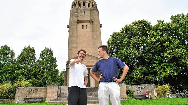 Die beiden Künstlern YZ (links) und Philipp haben zu ihrem Song &bdquo;Konsch tanzt&ldquo; das Musikvideo am Bismarckturm aufgenommen.