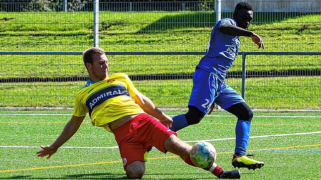 Samuel Peter (rechts, auf dem Archivbild im Spiel beim SC Pfullendorf II) traf zweimal beim 3:0-Erfolg des 1. Rielasingen-Arlen II gegen ...