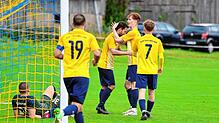 Die SG Dettingen-Dingelsdorf bejubelt den Treffer zum 2:0 durch Dennis Raff.