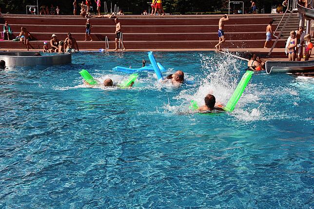 Viel Spaß hatten die zahlreichen Besucher beim Freibadfest in Tiengen.