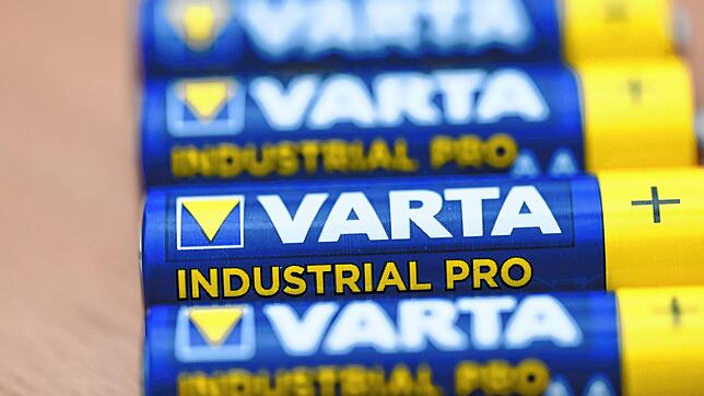Das Logo des Batterieherstellers Varta ist auf Batterien der Firma aufgedruckt. Nach einer monatelangen Schieflage wird Varta ...
