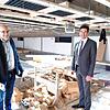 Stadtbaumeister Christian Unkel (links) und Donaueschingens Oberbürgermeister Erik Pauly auf der Baustelle in der Eichendorff-Turnhalle. ...