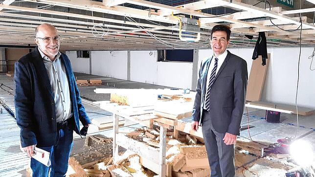 Stadtbaumeister Christian Unkel (links) und Donaueschingens Oberbürgermeister Erik Pauly auf der Baustelle in der Eichendorff-Turnhalle. ...