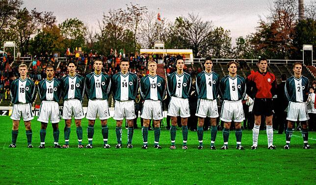Jens Truckenbrod (Dritter von rechts, neben Torwart Roman Weidenfeller) 1998 im Trikot der deutschen U-18-Nationalmannschaft.
