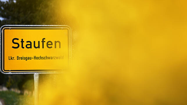 Ein Schild mit der Aufschrift &bdquo;Staufen&ldquo; steht am Ortseingang. Schon zum zweiten Mal innerhalb von zwei Jahren gerät die ...